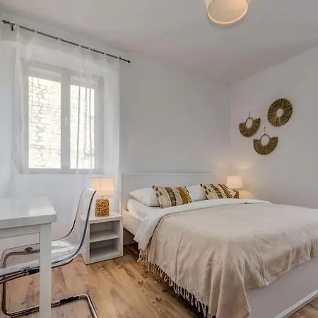 3 Bedrooms Charming Stone House In Old Town Appartamento *