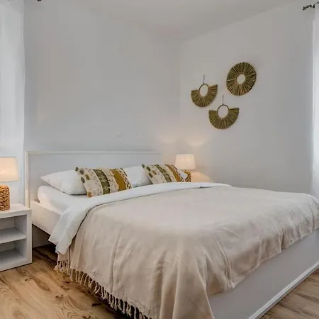 3 Bedrooms Charming Stone House In Old Town Apartment *