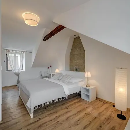 3 Bedrooms Charming Stone House In Old Town Apartment *