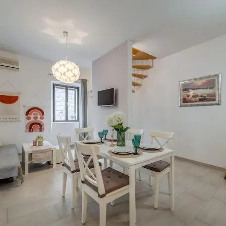 3 Bedrooms Charming Stone House In Old Town Apartment