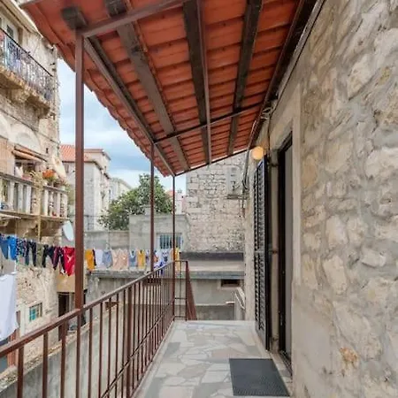3 Bedrooms Charming Stone House In Old Town Apartment
