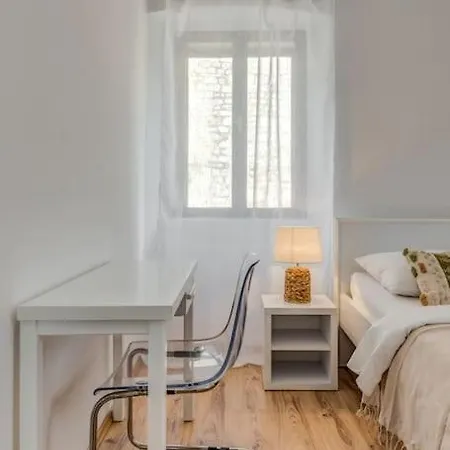 3 Bedrooms Charming Stone House In Old Town Apartment Trogir