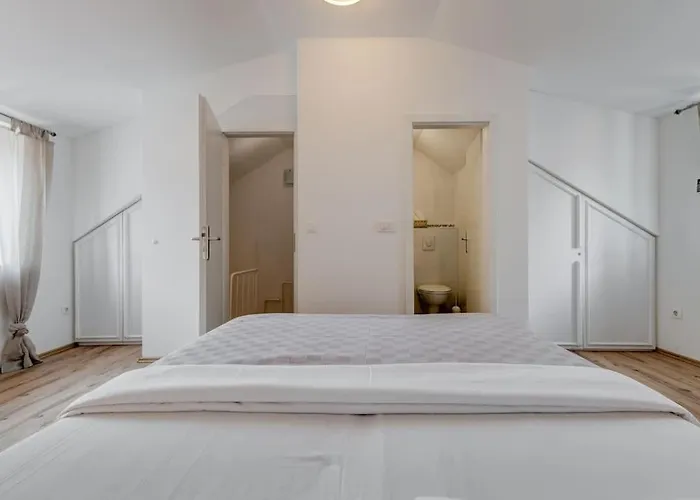 3 Bedrooms Charming Stone House In Old Town Apartamento Trogir