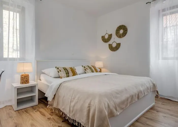 3 Bedrooms Charming Stone House In Old Town Apartamento *