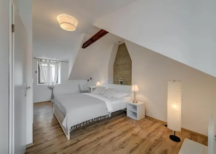 3 Bedrooms Charming Stone House In Old Town Apartamento *