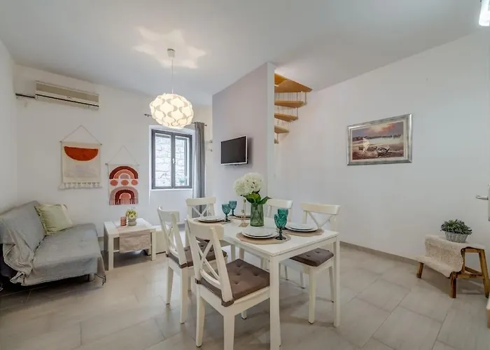3 Bedrooms Charming Stone House In Old Town Apartamento