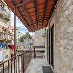 3 Bedrooms Charming Stone House In Old Town Apartmán