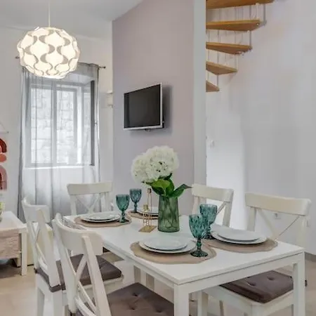 3 Bedrooms Charming Stone House In Old Town Трогір