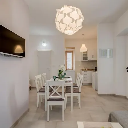 Апартаменти 3 Bedrooms Charming Stone House In Old Town *
