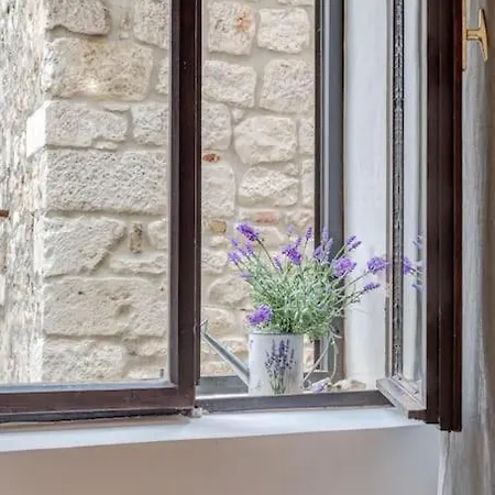 3 Bedrooms Charming Stone House In Old Town Трогір