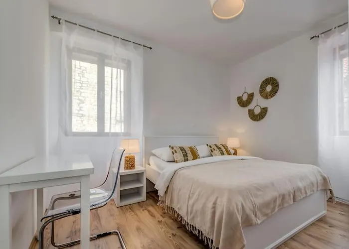3 Bedrooms Charming Stone House In Old Town Apartman *