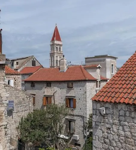 3 Bedrooms Charming Stone House In Old Town * 特罗吉尔