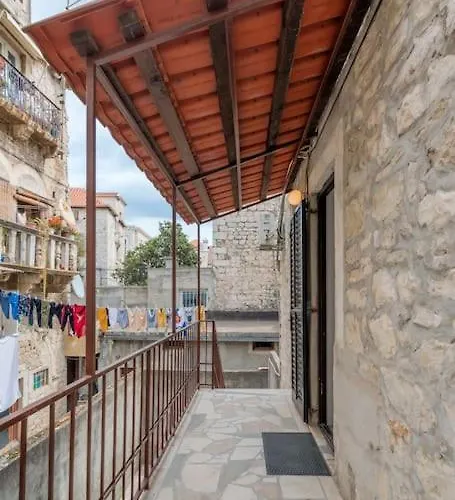 3 Bedrooms Charming Stone House In Old Town Apartmán