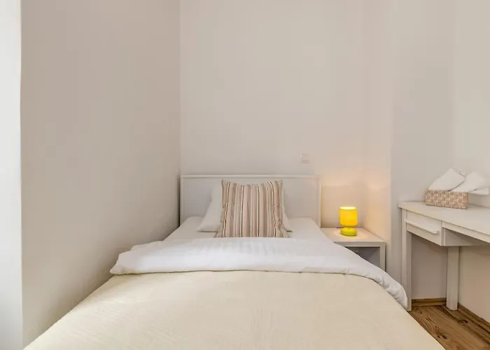 3 Bedrooms Charming Stone House In Old Town * 特罗吉尔